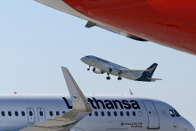 Lufthansa minul&yacute; t&yacute;ždeň tiež uviedla, že znižovanie administrat&iacute;vnych n&aacute;kladov v celej skupine sa prejav&iacute; v n&aacute;borov&yacute;ch pl&aacute;noch, intern&yacute;ch akci&aacute;ch a v extern&yacute;ch poradensk&yacute;ch služb&aacute;ch. FOTO: Reuters