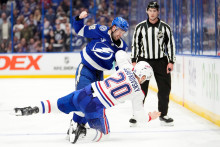 Brandon Hagel (vľavo) a Juraj Slafkovsk&yacute; (20) sa bij&uacute; vo &scaron;tvrťfin&aacute;le V&yacute;chodnej konferencie 1. kola play off NHL Tampa Bay Lightning - Montreal Canadiens v Tampe 21. apr&iacute;la 2026. FOTO: TASR/AP