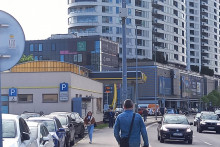 Ceny pal&iacute;v v stredu klesli. Na sn&iacute;mke v pozad&iacute; je pumpa spoločnosti Slovnaft v Bratislave. FOTO: HN