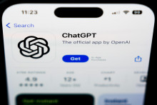Na arch&iacute;vnej sn&iacute;mke logo aplik&aacute;cie ChatGPT na obrazovke mobiln&eacute;ho telef&oacute;nu. FOTO: TASR/AP