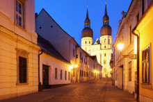 Ulička v historickom centre Trnavy, v pozad&iacute; Bazilika sv&auml;t&eacute;ho Mikul&aacute;&scaron;a. FOTO: Dreamstime
