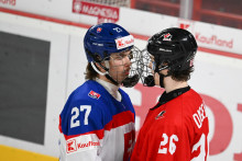 Zľava D&aacute;vid Stanč&iacute;k (Slovensko) a Jean-Maddox Dagenais (Kanada) počas z&aacute;pasu z&aacute;kladnej A-skupiny medzi Kanadou a Slovenskom na hokejov&yacute;ch majstrovstv&aacute;ch sveta hr&aacute;čov do 18 rokov v Trenč&iacute;ne. FOTO: TASR/Martin Medňansk&yacute;