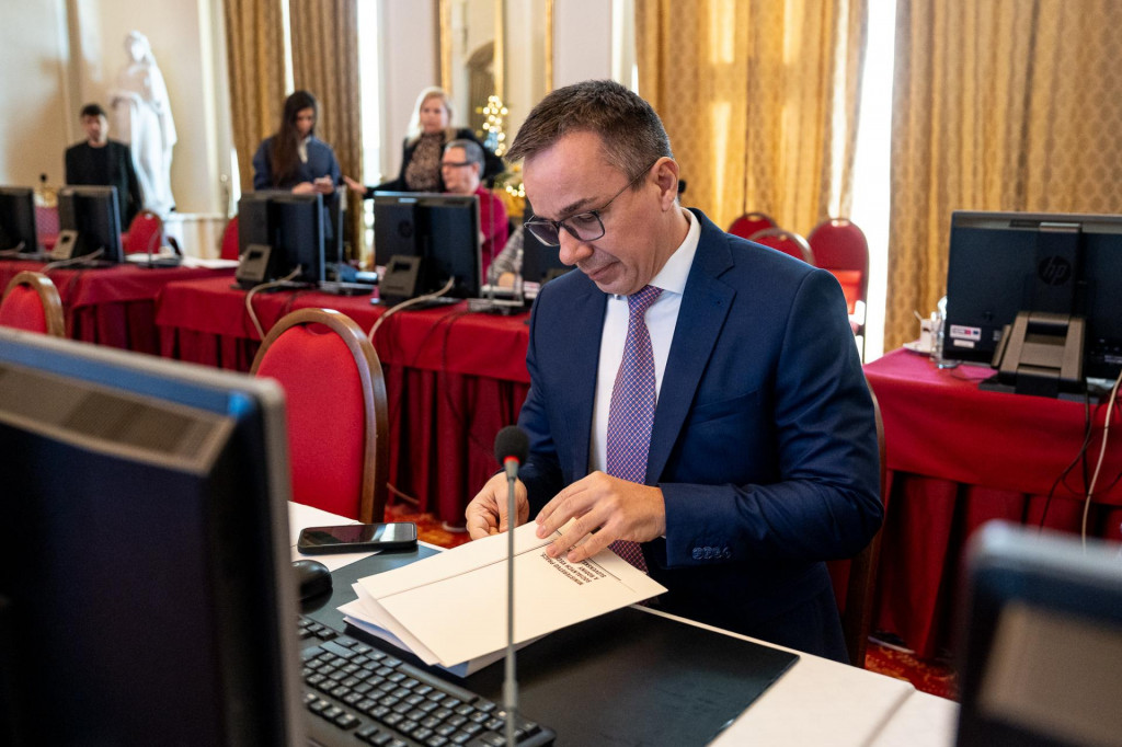 Minister pr&aacute;ce, soci&aacute;lnych vec&iacute; a rodiny Erik Tom&aacute;&scaron; na rokovan&iacute; ministrov na &Uacute;rade vl&aacute;dy. FOTO: &Uacute;rad vl&aacute;dy SR