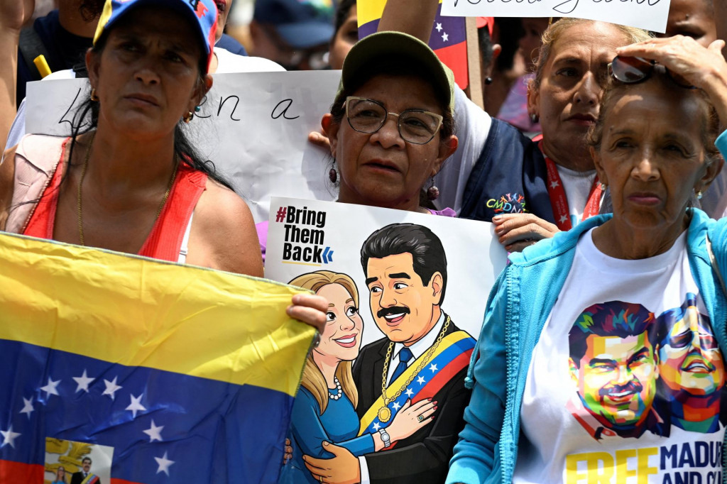 Podporovatelia zosaden&eacute;ho venezuelsk&eacute;ho prezidenta Nicolasa Madura a jeho manželky Cilie Floresovej. FOTO: REUTERS