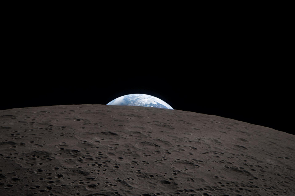 Pos&aacute;dka NASA Artemis II zachytila ​​z&aacute;ber z&aacute;padu Zeme pri prelete za odvr&aacute;ten&uacute; stranu Mesiaca.