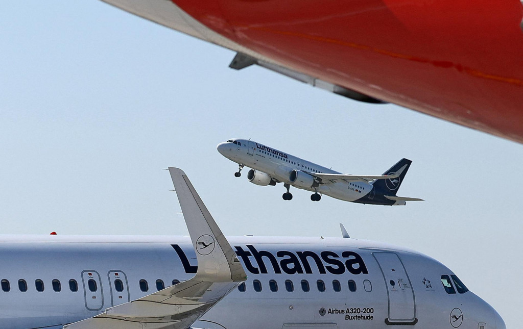 Lufthansa minul&yacute; t&yacute;ždeň tiež uviedla, že znižovanie administrat&iacute;vnych n&aacute;kladov v celej skupine sa prejav&iacute; v n&aacute;borov&yacute;ch pl&aacute;noch, intern&yacute;ch akci&aacute;ch a v extern&yacute;ch poradensk&yacute;ch služb&aacute;ch. FOTO: Reuters