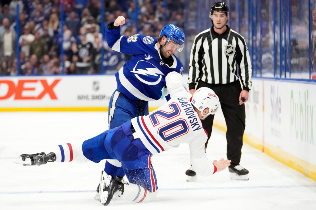 Brandon Hagel (vľavo) a Juraj Slafkovsk&yacute; (20) sa bij&uacute; vo &scaron;tvrťfin&aacute;le V&yacute;chodnej konferencie 1. kola play off NHL Tampa Bay Lightning - Montreal Canadiens v Tampe 21. apr&iacute;la 2026. FOTO: TASR/AP