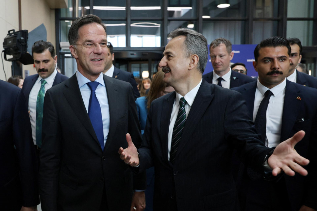 Gener&aacute;lny tajomn&iacute;k NATO Mark Rutte s tureck&yacute;m ministrom obrann&eacute;ho priemyslu Halukom Gorgunom. FOTO: Reuters