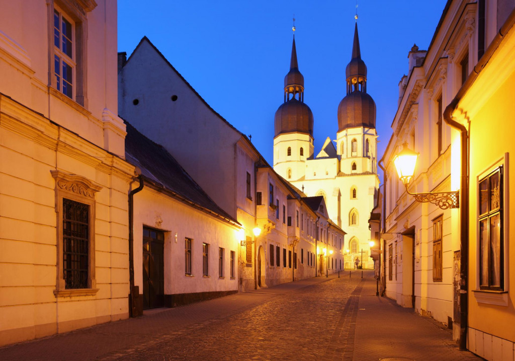Ulička v historickom centre Trnavy, v pozad&iacute; Bazilika sv&auml;t&eacute;ho Mikul&aacute;&scaron;a. FOTO: Dreamstime