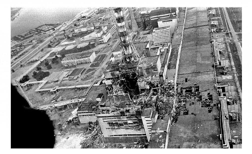 V&yacute;buchom zničen&yacute; reaktor Černobyľskej jadrovej elektr&aacute;rne v apr&iacute;li 1986.