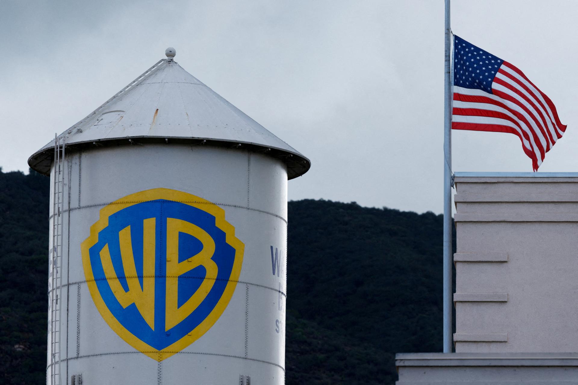 Akcionári spoločnosti Warner Bros schválili prevzatie firmy rivalom Paramount