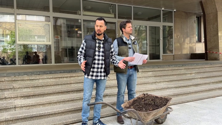 Bizarná situácia u Takáča. Šeliga mu doniesol fúrik hnoja, dostal sa do konfliktu s ministrom