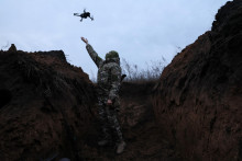 V auguste 2024 vtedaj&scaron;&iacute; minister digit&aacute;lnej transform&aacute;cie a teraj&scaron;&iacute; minister obrany Mychajlo Fedorov spustil program nazvan&yacute; Arm&aacute;dy of Drones Bonus. Jednotky v ňom zbieraj&uacute; body za potvrden&eacute; z&aacute;sahy rusk&yacute;ch cieľov - za raketomet 50 bodov, za tank 40, za jednotliv&eacute;ho vojaka &scaron;esť. FOTO: REUTERS