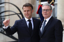 Na sn&iacute;mke franc&uacute;zsky prezident Emmanuel Macron a britsk&yacute; premi&eacute;r Keir Starmer. FOTO: TASR/AP