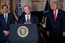 V strede John Phelan. FOTO: REUTERS