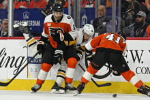 Prav&eacute; kr&iacute;dlo Pittsburgh Penguins Justin Brazeau (16) bojuje o puk s prav&yacute;m kr&iacute;deln&iacute;kom Philadelphia Flyers Garnetom Hathawayom (19) a centrom Lukom Glendeningom (41) počas prvej tretiny. FOTO: Eric Hartline/Imagn Images