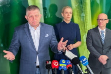 Na sn&iacute;mke zľava predseda vl&aacute;dy Robert Fico, inisterka hospod&aacute;rstva Denisa Sakov&aacute; a gener&aacute;lny riaditeľ spoločnosti Transpetrol Martin &Scaron;ustr počas tlačovej konferencie k obnoveniu toku cez ropovod Družba. FOTO: TASR/ J. Nov&aacute;k