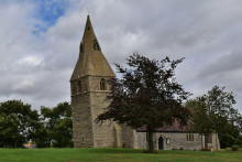 Na kopci uprostred malej dediny Dry Doddington v anglickom gr&oacute;fstve Lincolnshire stoj&iacute; už od 12. storočia kostol sv&auml;t&eacute;ho Jakuba.