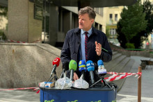 Poslanec za SaS Alojz Hlina pred ministerstvom p&ocirc;dohospod&aacute;rstva SR. FOTO: HN/Akos Cs&eacute;pl&ouml;