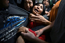 Z&uacute;fal&eacute; dievčat&aacute; sa snažia dostať k svojmu otcovi Luisovi, ktor&eacute;ho zadržala imigračn&aacute; služba ICE. FOTO: World Press Photo/Carol Guzy, ZUMA Press
