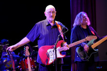 Britsk&yacute; hudobn&iacute;k Dave Mason, zn&aacute;my predov&scaron;etk&yacute;m ako spoluzakladateľ progrockovej kapely Traffic. FOTO: TASR/AP