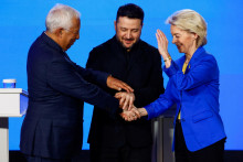 Ukrajinsk&yacute; prezident Volodymyr Zelenskij, predsedn&iacute;čka Eur&oacute;pskej komisie Ursula von der Leyenov&aacute; a predseda Eur&oacute;pskej rady Antonio Costa. FOTO: Reuters