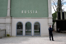 Na arch&iacute;vnej sn&iacute;mke z 19. apr&iacute;la 2022 pracovn&iacute;k s&uacute;kromnej bezpečnostnej služby stoj&iacute; vedľa zatvoren&eacute;ho rusk&eacute;ho pavil&oacute;nu na 59. ročn&iacute;ku v&yacute;stavy v&yacute;tvarn&eacute;ho umenia Biennale v Ben&aacute;tkach. FOTO: TASR/AP