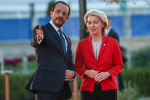 Cypersk&yacute; prezident Nikos Christodoulides v&iacute;ta predsedn&iacute;čku Eur&oacute;pskej komisie Ursulu von der Leyenov&uacute;. FOTO: Reuters