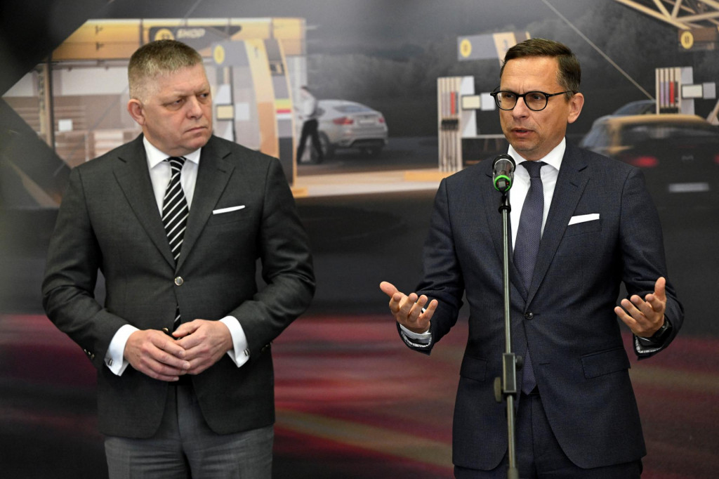 Premi&eacute;r Robert Fico a &scaron;&eacute;f Slovnaftu Gabriel Szab&oacute;.

FOTO: REUTERS