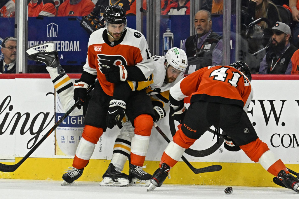 Prav&eacute; kr&iacute;dlo Pittsburgh Penguins Justin Brazeau (16) bojuje o puk s prav&yacute;m kr&iacute;deln&iacute;kom Philadelphia Flyers Garnetom Hathawayom (19) a centrom Lukom Glendeningom (41) počas prvej tretiny. FOTO: Eric Hartline/Imagn Images