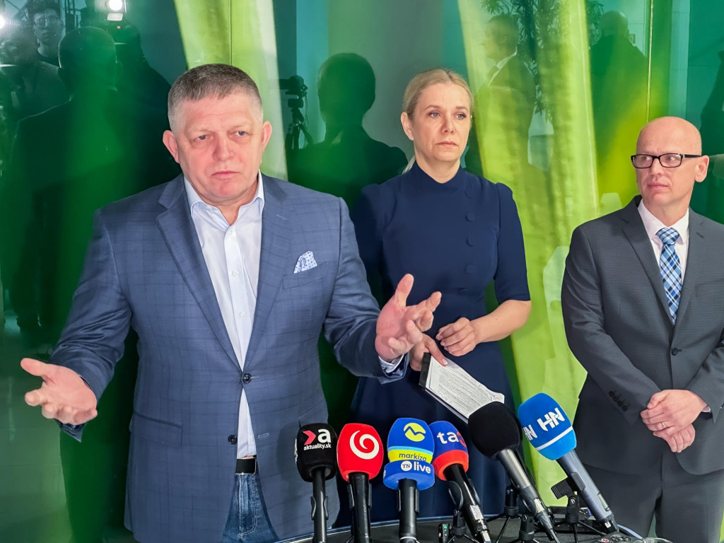 Na sn&iacute;mke zľava predseda vl&aacute;dy Robert Fico, inisterka hospod&aacute;rstva Denisa Sakov&aacute; a gener&aacute;lny riaditeľ spoločnosti Transpetrol Martin &Scaron;ustr počas tlačovej konferencie k obnoveniu toku cez ropovod Družba. FOTO: TASR/ J. Nov&aacute;k
