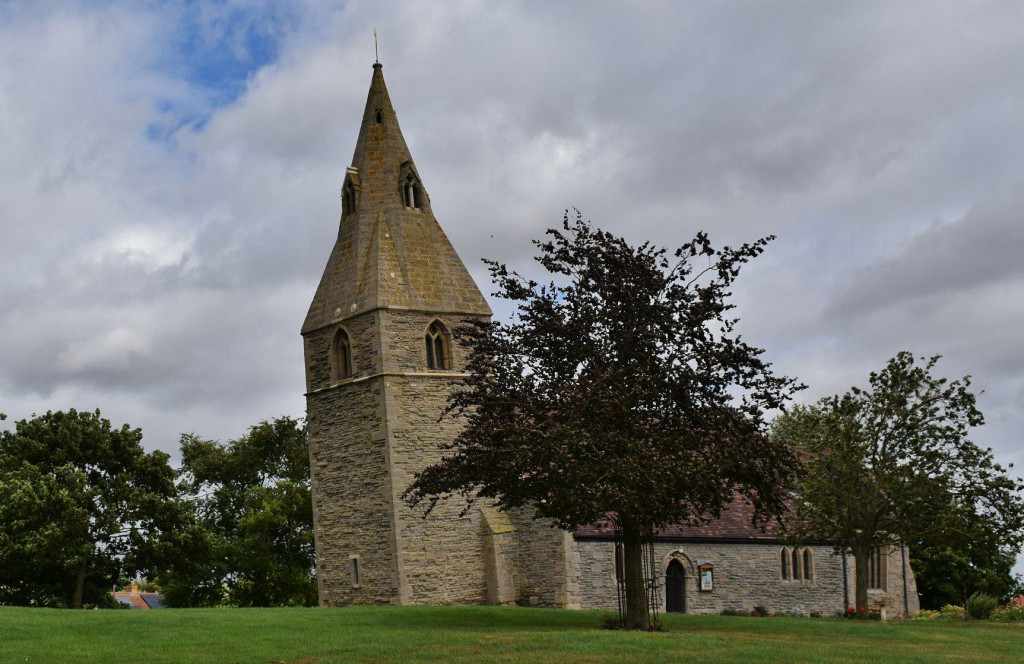 Na kopci uprostred malej dediny Dry Doddington v anglickom gr&oacute;fstve Lincolnshire stoj&iacute; už od 12. storočia kostol sv&auml;t&eacute;ho Jakuba.