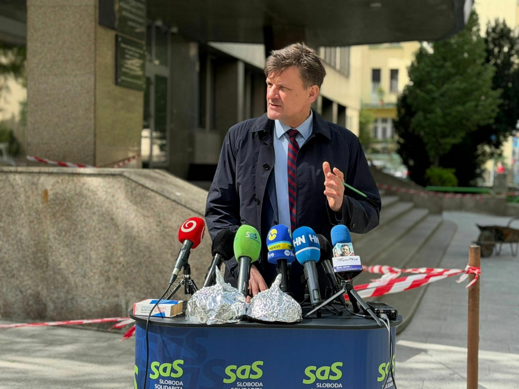 Poslanec za SaS Alojz Hlina pred ministerstvom p&ocirc;dohospod&aacute;rstva SR. FOTO: HN/Akos Cs&eacute;pl&ouml;
