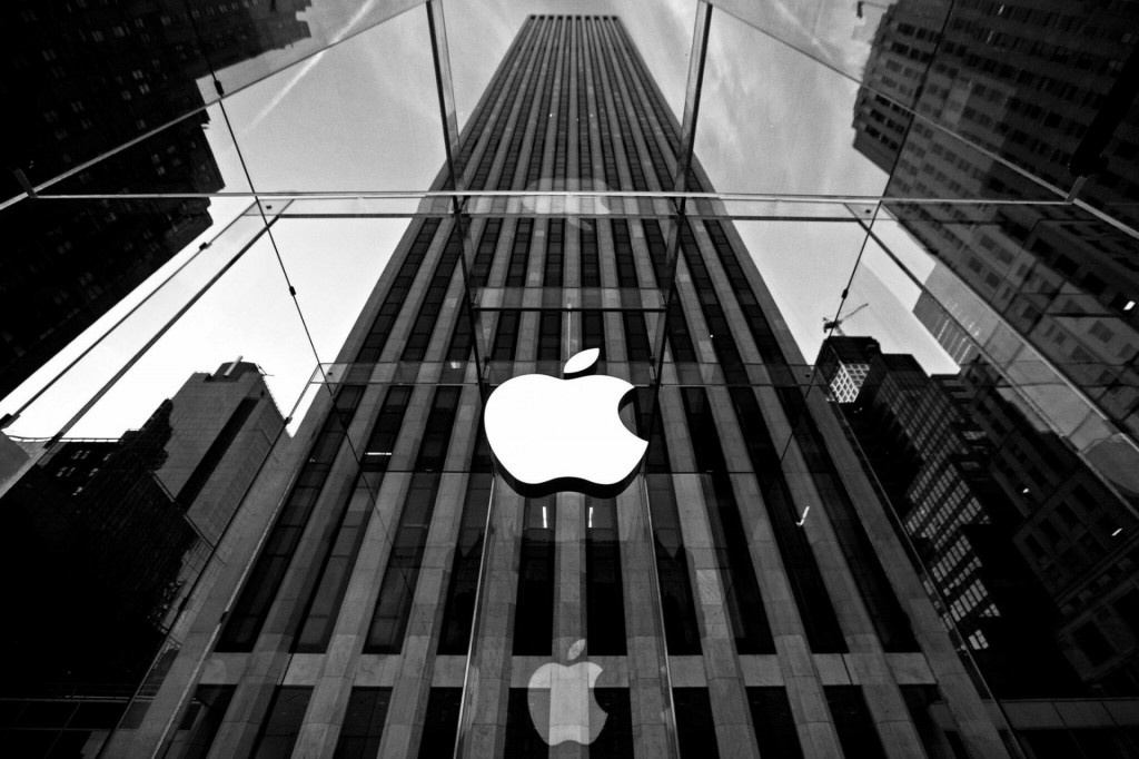 Akt&iacute;vna z&aacute;kladňa Apple tvor&iacute; 2,5 miliardy zariaden&iacute; a viac ako 500 predajn&iacute; po svete. FOTO: Reuters