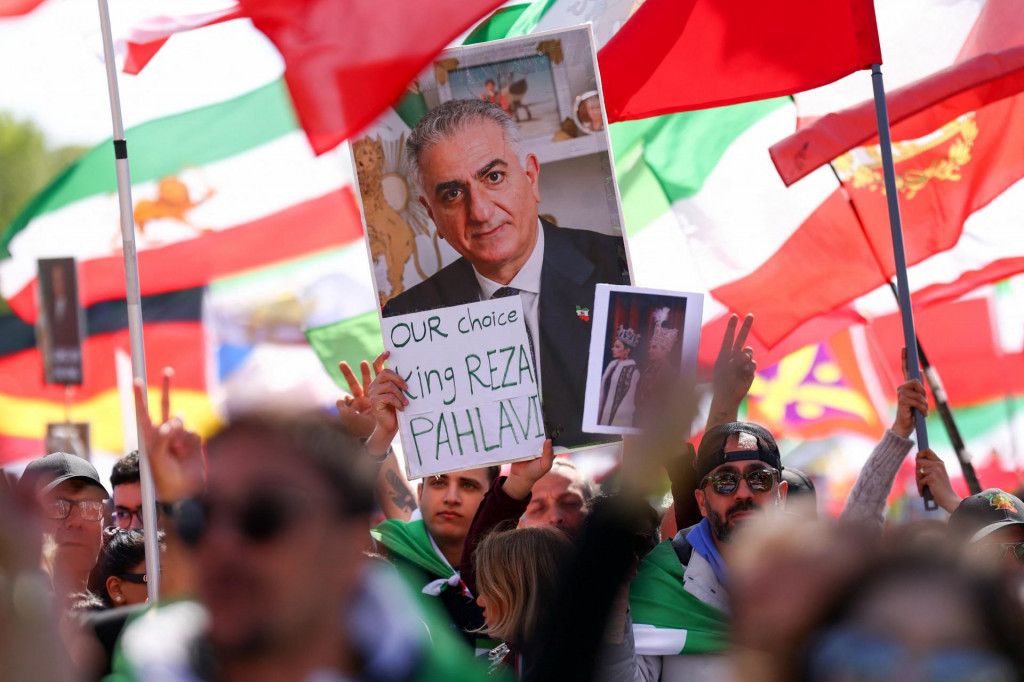 Ir&aacute;nski promonarchick&iacute; podporovatelia Rezu Pahlav&iacute;ho, exilov&eacute;ho syna posledn&eacute;ho ir&aacute;nskeho &scaron;&aacute;ha a ir&aacute;nskej opozičnej osobnosti, demon&scaron;truj&uacute; v Berl&iacute;ne. FOTO: Reuters