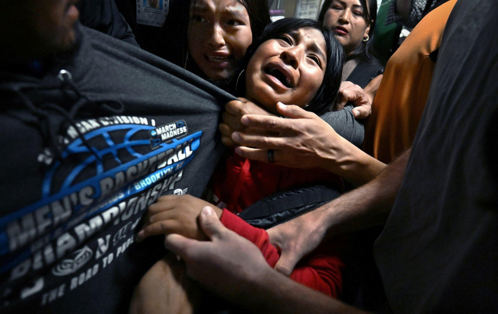 Z&uacute;fal&eacute; dievčat&aacute; sa snažia dostať k svojmu otcovi Luisovi, ktor&eacute;ho zadržala imigračn&aacute; služba ICE. FOTO: World Press Photo/Carol Guzy, ZUMA Press
