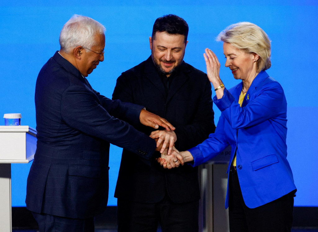 Ukrajinsk&yacute; prezident Volodymyr Zelenskij, predsedn&iacute;čka Eur&oacute;pskej komisie Ursula von der Leyenov&aacute; a predseda Eur&oacute;pskej rady Antonio Costa. FOTO: Reuters
