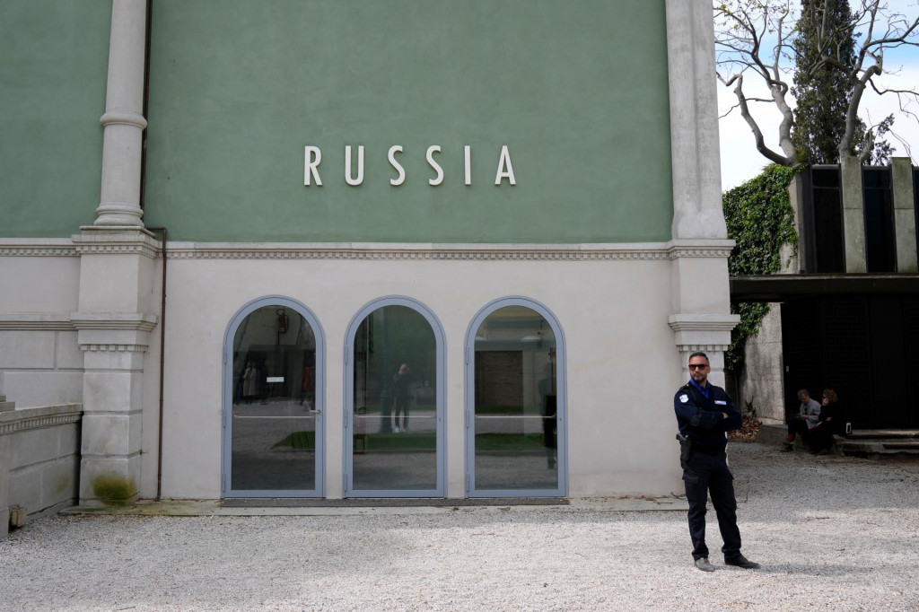 Na arch&iacute;vnej sn&iacute;mke z 19. apr&iacute;la 2022 pracovn&iacute;k s&uacute;kromnej bezpečnostnej služby stoj&iacute; vedľa zatvoren&eacute;ho rusk&eacute;ho pavil&oacute;nu na 59. ročn&iacute;ku v&yacute;stavy v&yacute;tvarn&eacute;ho umenia Biennale v Ben&aacute;tkach. FOTO: TASR/AP