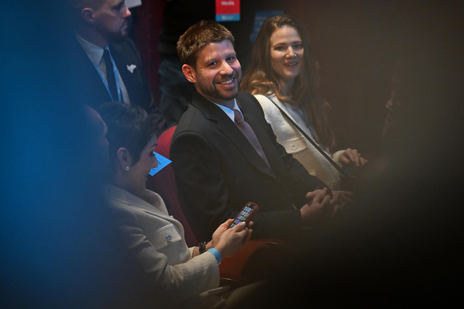 Prieskum AKO: Progresívci a Smer si na čele polepšili, do parlamentu by sa tesne nedostali dve strany