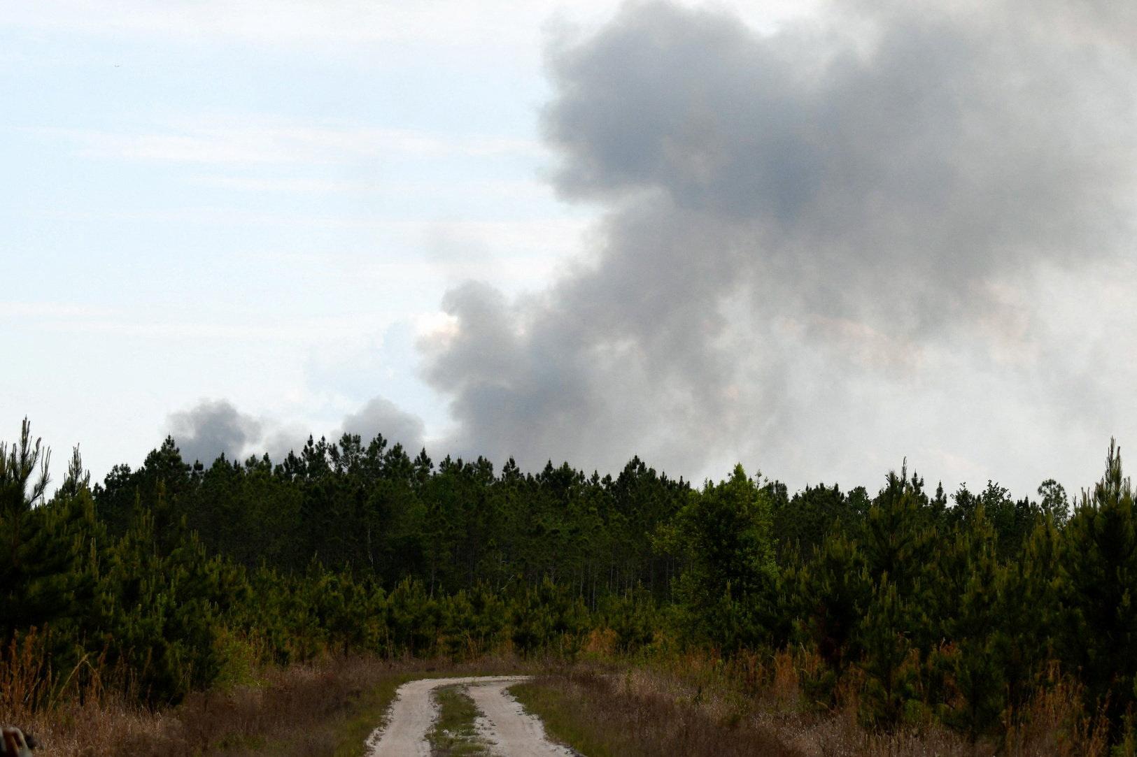 Juhov&yacute;chod USA zasiahli rozsiahle požiare. Zničili viac ako 120 domov, jeden hasič zahynul