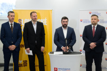 Minister p&ocirc;dohospod&aacute;rstva Tak&aacute;č patr&iacute; k akt&iacute;vnym prispievateľom do medi&aacute;lneho priestoru. FOTO: TASR/H. Mi&scaron;ovič