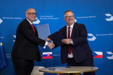 Minister dopravy SR Jozef R&aacute;ž (nominant Smer-SD) a minister dopravy ČR Ivan Bedn&aacute;rik p&oacute;zuj&uacute; po podpise memoranda o porozumen&iacute; medzi rezortmi dopravy o rozvoji železničnej infra&scaron;trukt&uacute;ry medzi Slovenskou republikou a Českou republikou v Prahe v stredu 22. apr&iacute;la 2026. FOTO: TASR/Barbora Vizv&aacute;ryov&aacute;
