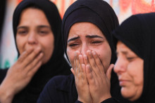 Ženy sm&uacute;tia počas pohrebu Palest&iacute;nčanov, ktor&iacute; boli zabit&iacute; pri izraelskom &uacute;toku. FOTO: Reuters