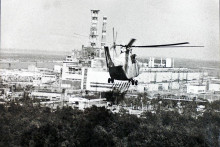 Fotografia z 12. m&aacute;ja 1986 zachyt&aacute;va vrtuľn&iacute;k, ktor&yacute; rozpra&scaron;uje chemik&aacute;lie určen&eacute; na elimin&aacute;ciu radi&aacute;cie zo zničen&eacute;ho reaktora jadrovej elektr&aacute;rne Černobyľ. FOTO: Fotobanka IAEA