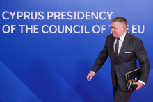 Slovensk&yacute; premi&eacute;r Robert Fico prich&aacute;dza na dvojdňov&yacute; neform&aacute;lny summit E&Uacute; v Nik&oacute;zii v piatok 24. apr&iacute;la 2026. FOTO: TASR/AP