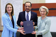 Cypersk&yacute; prezident Nikos Christodulides spolu s predsedn&iacute;čkou Eur&oacute;pskeho parlamentu (EP) Robertou Metsolovou a &scaron;&eacute;fkou Eur&oacute;pskej komisie (EK) Ursulou von der Leyenovou. FOTO: Reuters