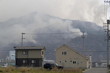 Dym zahalil horsk&eacute; oblasti v prefekt&uacute;re Iwate v Japonsku. FOTO: Reuters/Kj&oacute;d&oacute;