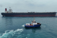 Nap&auml;tie na Bl&iacute;zkom v&yacute;chode sa na trhy pren&aacute;&scaron;a aj cez ceny ropy. Na sn&iacute;mke tanker Helga pri ropnom termin&aacute;li neďaleko Basry. FOTO: Reuters