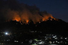 Požiare, ktor&eacute; vypukli v dvoch okresoch v Ocuči v prefekt&uacute;re Iwate, sa podľa odhadov roz&scaron;&iacute;rili na celkov&uacute; plochu 1176 hekt&aacute;rov. FOTO: Reuters