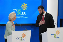 Predsedn&iacute;čka Eur&oacute;pskej komisieUrsula von der Leyenov&aacute; a s&yacute;rsky prezident Ahmad &Scaron;ara. FOTO: TASR/AP
